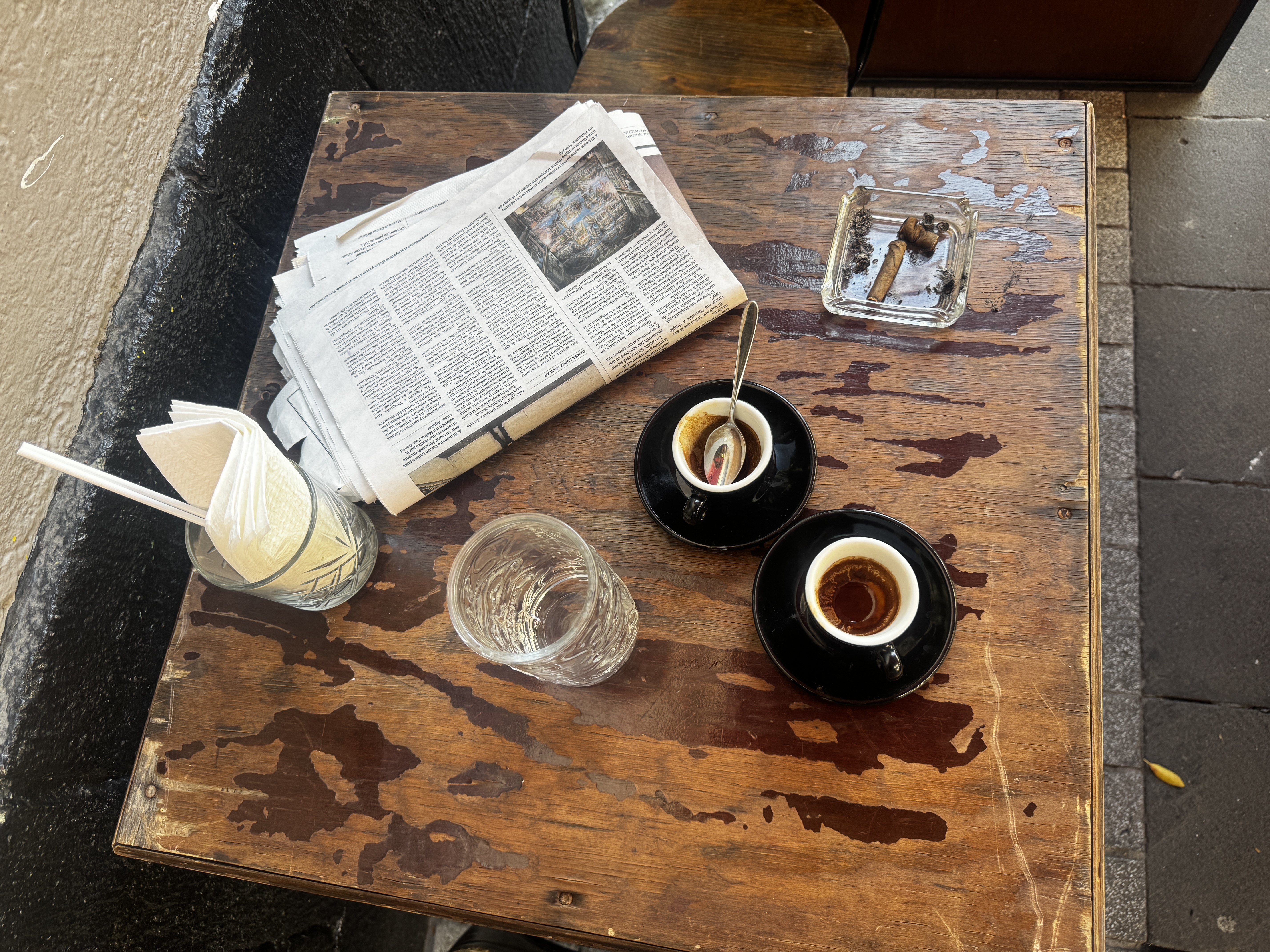 Café servido en mesa de Café Real Rentería