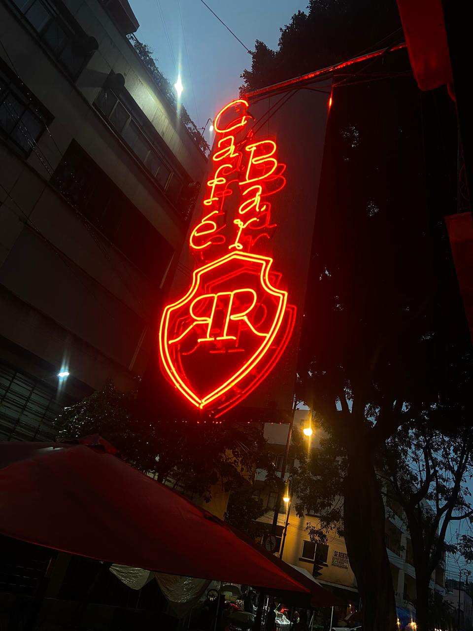 Letrero exterior de Café Real Rentería Bistro Lounge Bar